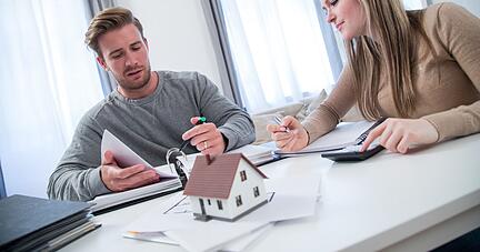 Trotz steigender Materialpreise am Traum des Eigenheims festhalten? Das geht, aber man sollte einige Dinge beachten.