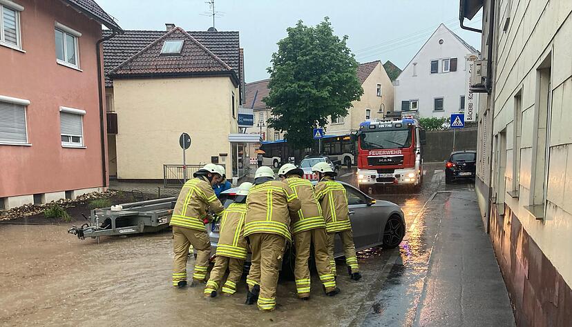 Die Feuerwehr ist im Heilbronner Stadtteil Biberach wegen des Unwetters im Einsatz.
