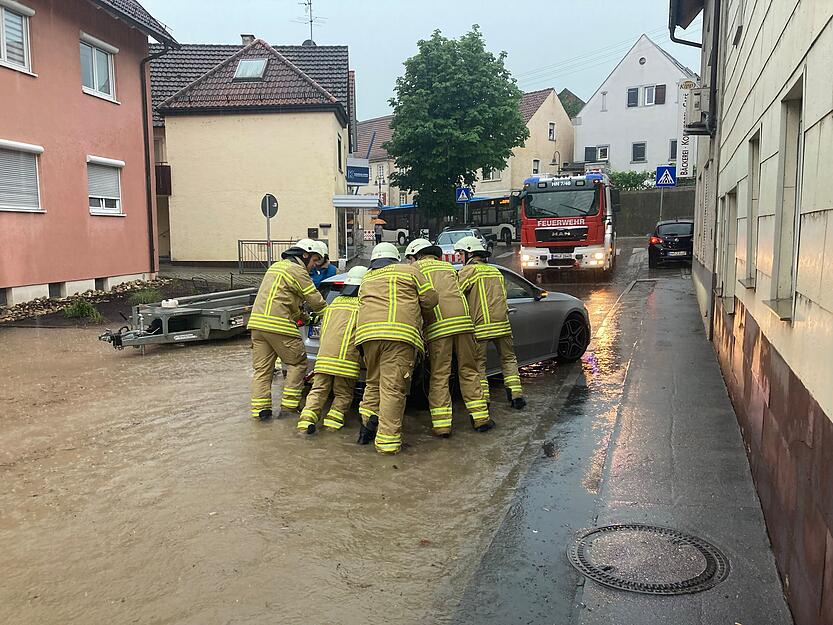 Die Feuerwehr ist im Heilbronner Stadtteil Biberach wegen des Unwetters im Einsatz. Die Feuerwehr ist im Heilbronner Stadtteil Biberach wegen des Unwetters im Einsatz.