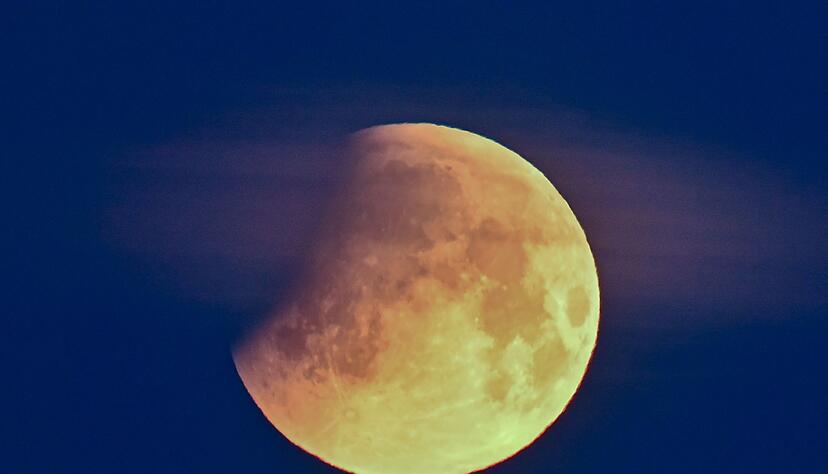 Durch den Erdschatten verdunkelt sich der Mond. (Archivbild)