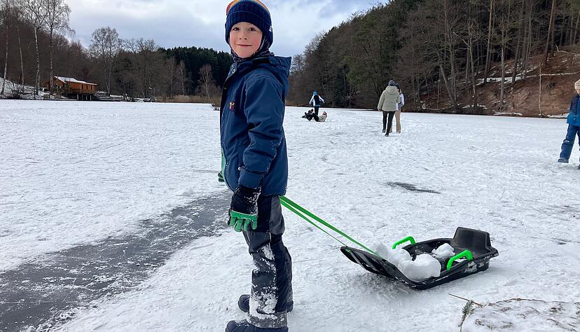 Mit Schlitten auf dem Finsterroter See bei W&uuml;stenrot: der acht Jahre alte Kaeylar.