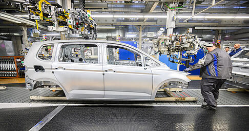 Der VW-Konzern macht zwar immer noch Gewinn, aber die hohen Belastungen werden in den nächsten Jahren nicht weniger. Der VW-Konzern macht zwar immer noch Gewinn, aber die hohen Belastungen werden in den nächsten Jahren nicht weniger.