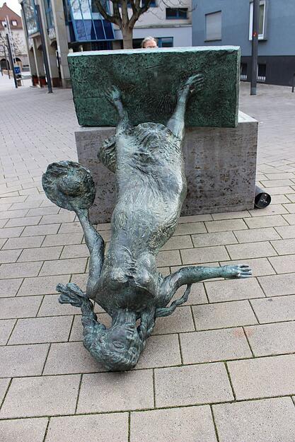 Die Figur schlug mit dem Kopf auf dem Asphalt auf. Die Figur schlug mit dem Kopf auf dem Asphalt auf.