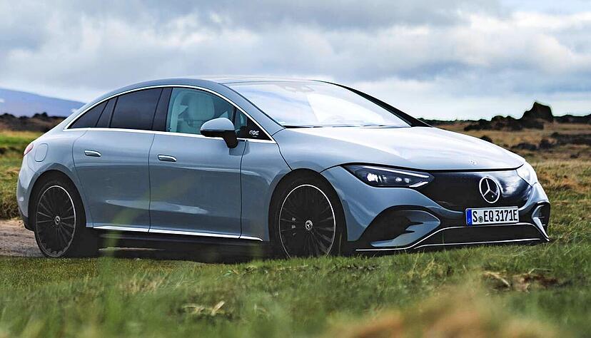 Windschnittig und wie aus einem Guss steht der neue EQE satt auf der Straße. Im Vergleich zum Topmodell EQS ist die elektrische E-Klasse das deutlich fahrdynamischere Auto. Erhältlich ist der Wagen mit Heck- oder Allradantrieb. Windschnittig und wie aus einem Guss steht der neue EQE satt auf der Straße. Im Vergleich zum Topmodell EQS ist die elektrische E-Klasse das deutlich fahrdynamischere Auto. Erhältlich ist der Wagen mit Heck- oder Allradantrieb.