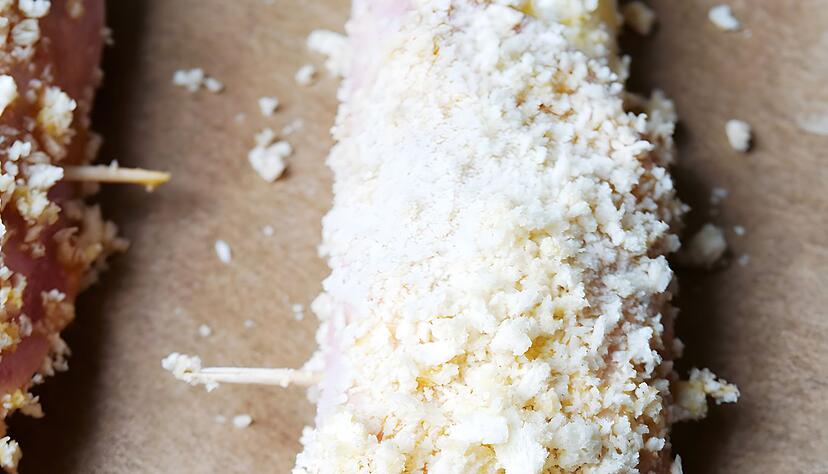 Vor dem Panieren in der Pfanne werden die Spargelr&ouml;llchen zuerst im Mehl, dann im Ei und danach in den Semmelbr&ouml;seln oder im Panko gewendet.