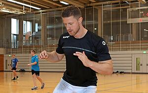 Im Hintergrund trainieren noch Jugendliche, Strobel ist schon im Einsatz.