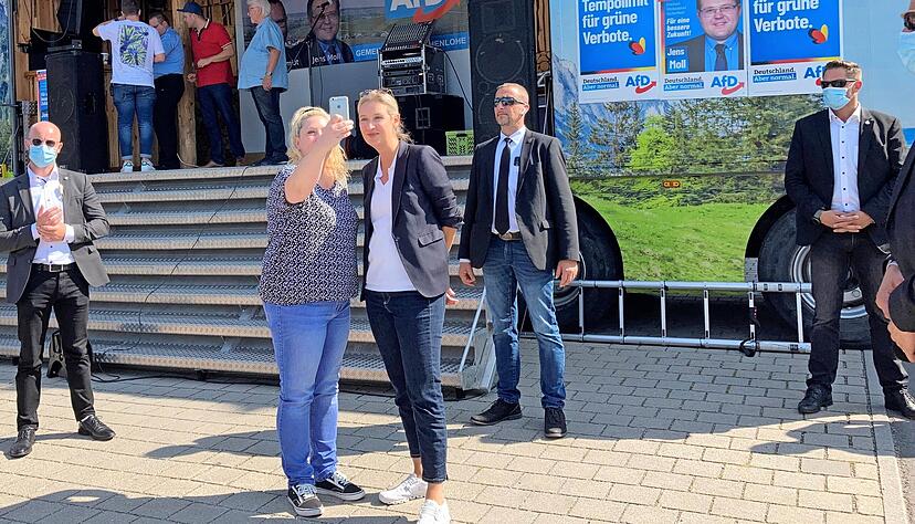 Für ein Foto mit Alice Weidel (vorne rechts) stehen etliche Zuhörer vor der Bühne an. Weidel bekommt oft Szenenapplaus.
Foto: Yvonne Tscherwitschke Für ein Foto mit Alice Weidel (vorne rechts) stehen etliche Zuhörer vor der Bühne an. Weidel bekommt oft Szenenapplaus.
Foto: Yvonne Tscherwitschke