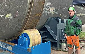 Drei Zentimeter starke Lastverteilbänder schützen die Außenhaut des U-Boots vor Schäden. Die Rolle dreht das Boot.
Fotos: Elfi Hofmann Drei Zentimeter starke Lastverteilbänder schützen die Außenhaut des U-Boots vor Schäden. Die Rolle dreht das Boot.
Fotos: Elfi Hofmann