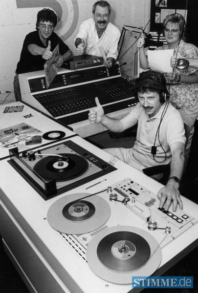 21. August 1987 - Der Daumen des Studiotechnikers von "Radio Regional" steht auf"Band ab, Sendung läuft" Noch in diesem Jahr wird über den Heilbronner Schweinsbergsender und über den Sender Waldenburg/Langenburg das erste private Hörfunk-Programm in der Region Franken ausgestrahlt.
