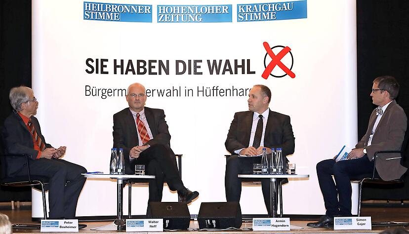 Stellten sich in der Mehrzweckhalle den Fragen von Peter Boxheimer (links) und Simon Gajer (rechts): die Bürgermeisterkandidaten Walter Neff (Zweiter von links) und Armin Hagendorn.
Foto: Matthias Heibel