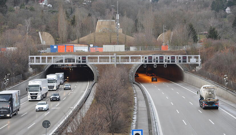 Rund 120.000 Fahrzeuge am Tag passieren den Engelbergtunnel an der A81 zwischen Heilbronn und dem Dreieck Leonberg. Eröffnet wurden die beiden Röhren 1998 und 1999. Wie das Landesverkehrsministerium bestätigte, betrugen die Baukosten rund 650 Millionen Euro, viel mehr als ursprünglich geplant. Allein 183 Millionen Euro waren Finanzierungskosten für ein umstrittenes Modell. Ein privates Konsortium hatte das Geld für den Bau vorgestreckt, der Bund stotterte die Raten bis 2014 ab. Dass der Tunnel durch Schichten mit Anhydrit führt, war bekannt.