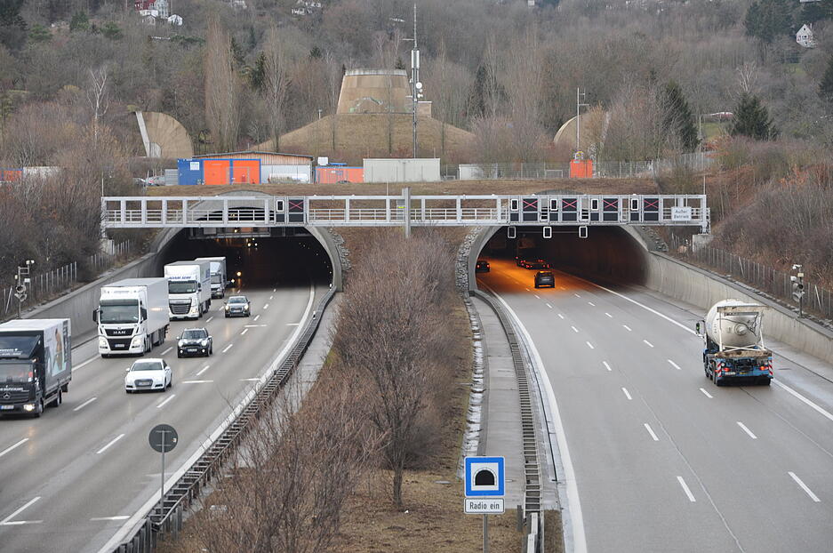Rund 120.000 Fahrzeuge am Tag passieren den Engelbergtunnel an der A81 zwischen Heilbronn und dem Dreieck Leonberg. Eröffnet wurden die beiden Röhren 1998 und 1999. Wie das Landesverkehrsministerium bestätigte, betrugen die Baukosten rund 650 Millionen Euro, viel mehr als ursprünglich geplant. Allein 183 Millionen Euro waren Finanzierungskosten für ein umstrittenes Modell. Ein privates Konsortium hatte das Geld für den Bau vorgestreckt, der Bund stotterte die Raten bis 2014 ab. Dass der Tunnel durch Schichten mit Anhydrit führt, war bekannt. Rund 120.000 Fahrzeuge am Tag passieren den Engelbergtunnel an der A81 zwischen Heilbronn und dem Dreieck Leonberg. Eröffnet wurden die beiden Röhren 1998 und 1999. Wie das Landesverkehrsministerium bestätigte, betrugen die Baukosten rund 650 Millionen Euro, viel mehr als ursprünglich geplant. Allein 183 Millionen Euro waren Finanzierungskosten für ein umstrittenes Modell. Ein privates Konsortium hatte das Geld für den Bau vorgestreckt, der Bund stotterte die Raten bis 2014 ab. Dass der Tunnel durch Schichten mit Anhydrit führt, war bekannt.