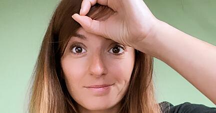 Als Handzeichen kann eine Geb&auml;rde viel bedeuten. Wird etwa die Geste f&uuml;r "gut" an die Stirn gehalten und die passende Mundbewegung dazu gemacht, bedeutet sie "keine Ahnung". Foto: privat