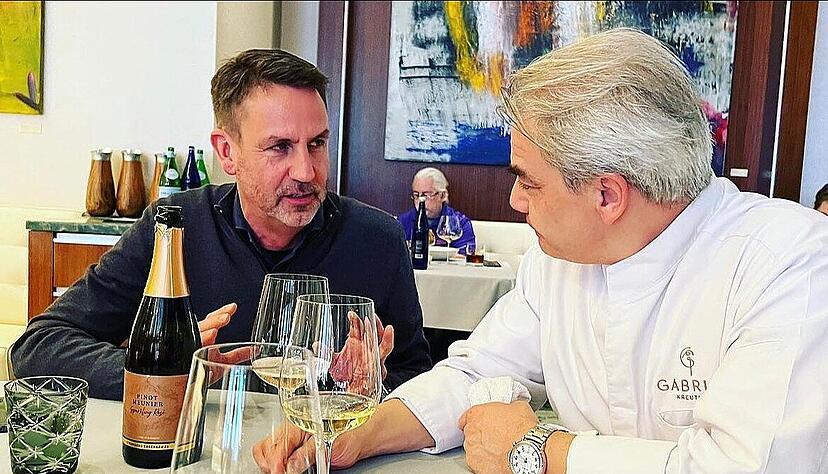 Bernd Kost (links) von den Weing&auml;rtnern Stromberg-Zaberg&auml;u mit dem New Yorker Top-Koch Gabriel Kreuther &ndash; und Pinot Meunier.