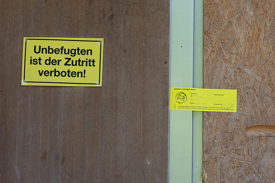 Eine Tür in einem Gebäude in Bad Lauterberg, das von Polizeibeamten nach dem Verbot der Reichsbürger-Gruppe "Königreich Deutschland" durch den Bundesinnenminister durchsucht wurde, ist versiegelt worden. Eine Tür in einem Gebäude in Bad Lauterberg, das von Polizeibeamten nach dem Verbot der Reichsbürger-Gruppe "Königreich Deutschland" durch den Bundesinnenminister durchsucht wurde, ist versiegelt worden.