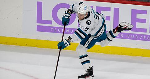Spielt in der kommenden Saison wieder im Trikot der Minnesota Wild: Nico Sturm. (Archivbild)