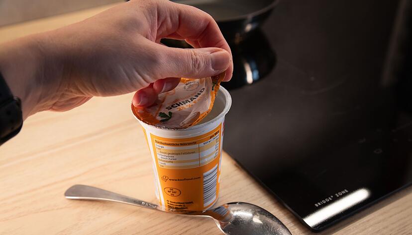 Fazit: Deckel und Becher lassen sich nicht wieder verbinden - der Joghurt bleibt geöffnet. Fazit: Deckel und Becher lassen sich nicht wieder verbinden - der Joghurt bleibt geöffnet.