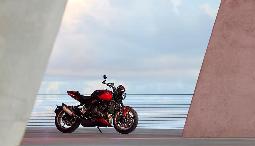 Reduziertes Bike in karger Umgebung: Die Herzen mancher Fans d&uuml;rften beim Anblick der Triumph Trident 800 dennoch h&ouml;her schlagen.
