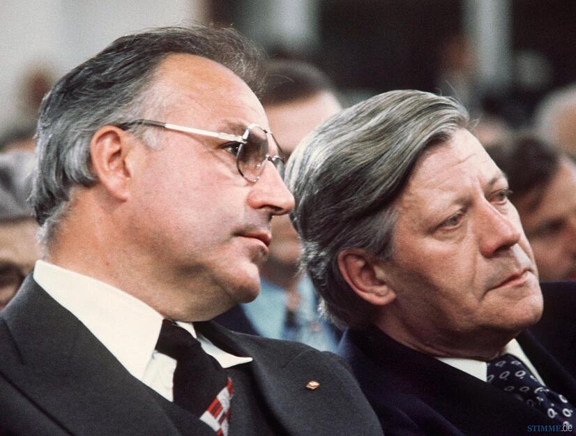 Der damalige Bundeskanzler Helmut Schmidt (SPD, rechts) mit dem CDU-Vorsitzenden Helmut Kohl w&auml;hrend einer Veranstaltung in Frankfurt am Main im Mai 1976. Foto: Archiv/Heinz Wieseler/dpa