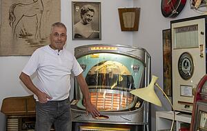 Uwe Steinle hat in der Sammlung, die er mit einem Kollegen aufgebaut hat, auch eine Musikbox. Platten und Musik von früher interessieren ihn sehr.