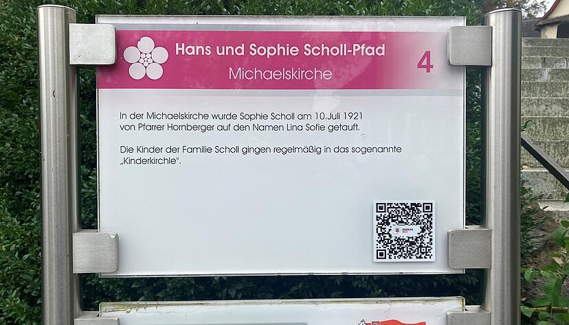 Der Hans- und Sophie-Scholl-Pfad durch Forchtenberg hat zwölf Stationen. Tafeln geben Infos, ein QR-Code vertieft sie. Der Hans- und Sophie-Scholl-Pfad durch Forchtenberg hat zwölf Stationen. Tafeln geben Infos, ein QR-Code vertieft sie.
