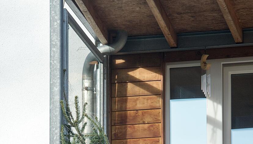 Wer den Weihnachtsbaum auf dem Balkon lagert, hält ihn länger frisch. Wer den Weihnachtsbaum auf dem Balkon lagert, hält ihn länger frisch.