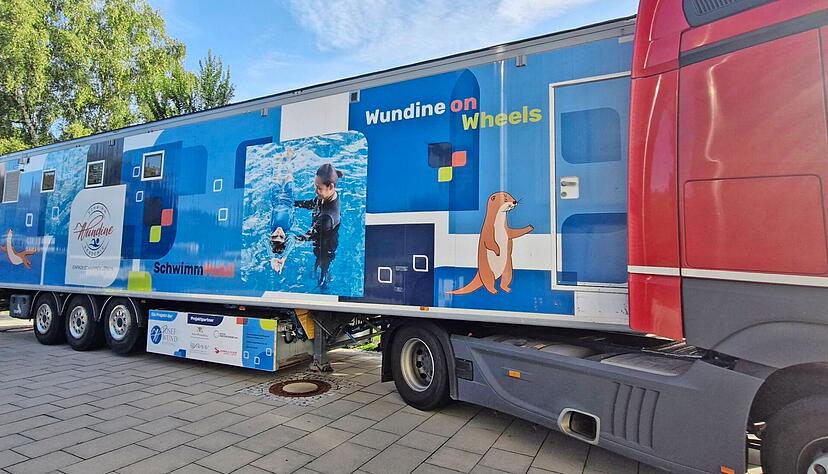Ein Schwimmbad kommt auch nicht alle naselang angerollt. Das Schwimmmobil "Wundine on wheels" fuhr vor ein paar Tagen vor und steht nun bis Anfang Dezember neben der Ebefirsthalle.
Fotos: Gemeinde Eberstadt