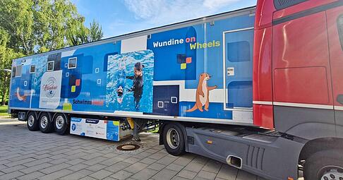 Ein Schwimmbad kommt auch nicht alle naselang angerollt. Das Schwimmmobil "Wundine on wheels" fuhr vor ein paar Tagen vor und steht nun bis Anfang Dezember neben der Ebefirsthalle.
Fotos: Gemeinde Eberstadt