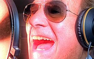 Urologe und Sänger Professor Jens Rassweiler fordert im Song auf: „Mach besser den Hodencheck“.