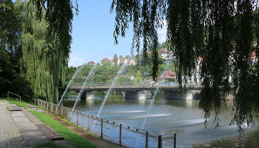 In K&uuml;nzelsau ziehen M&auml;nner - nicht exakt an dieser Stelle - eine Frau aus dem Kocher. Foto: Archiv