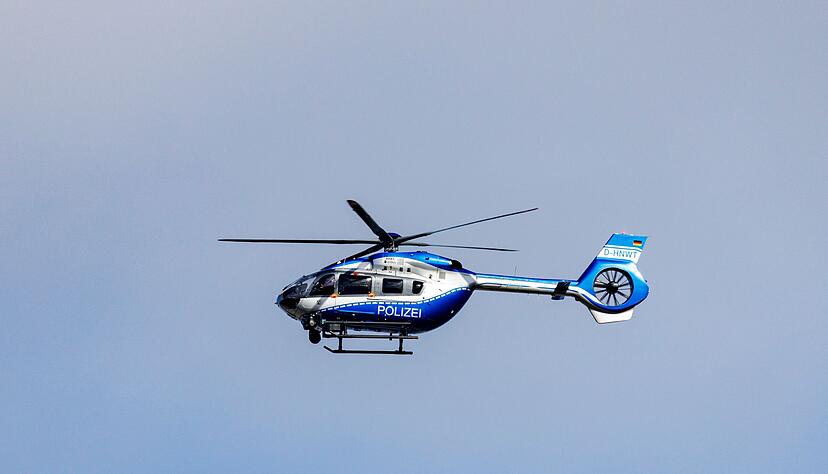 Mit einem Hubschrauber sucht die Polizei nach dem Verd&auml;chtigen. (Symbolbild)