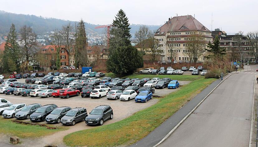 Auf dem Schotterparkplatz neben Kaufland und altem Landratsamt entsteht bis 2025 ein erster neuer Verwaltungstrakt. Der Baustart soll 2023 erfolgen.