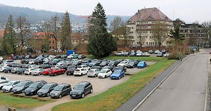 Auf dem Schotterparkplatz neben Kaufland und altem Landratsamt entsteht bis 2025 ein erster neuer Verwaltungstrakt. Der Baustart soll 2023 erfolgen.
Foto: Reichert