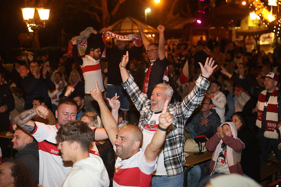 Jubel im Heilbronner Biergarten Foodcourt nach dem VfB-Sieg im DFB-Pokal. Jubel im Heilbronner Biergarten Foodcourt nach dem VfB-Sieg im DFB-Pokal.