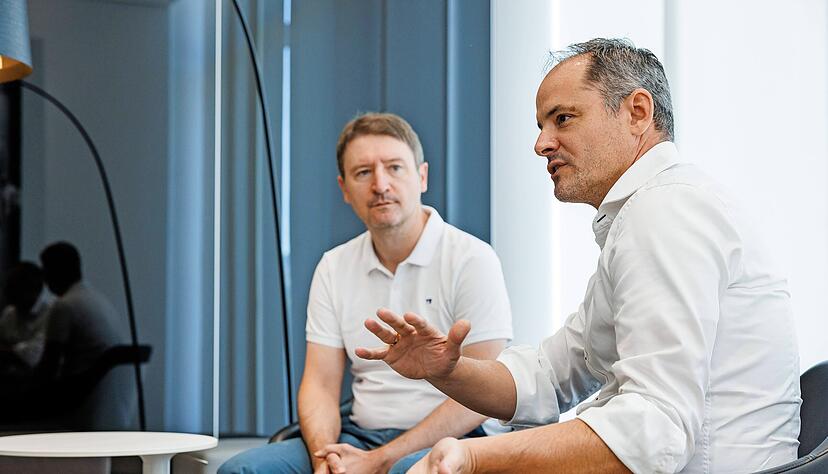 Der Umbau bei laufenden Bändern ist nicht einfach. Michael Häffner (rechts) und Ivan Jukic erläutern die Strategie von Audi und die Hindernisse auf dem Weg zur Digitalisierung. Der Umbau bei laufenden Bändern ist nicht einfach. Michael Häffner (rechts) und Ivan Jukic erläutern die Strategie von Audi und die Hindernisse auf dem Weg zur Digitalisierung.