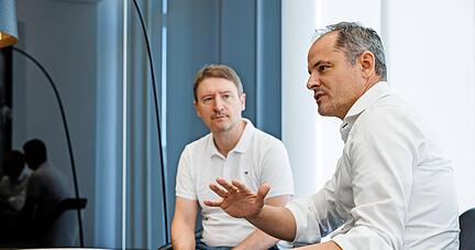 Der Umbau bei laufenden B&auml;ndern ist nicht einfach. Michael H&auml;ffner (rechts) und Ivan Jukic erl&auml;utern die Strategie von Audi und die Hindernisse auf dem Weg zur Digitalisierung.
Foto: Matthias Stark