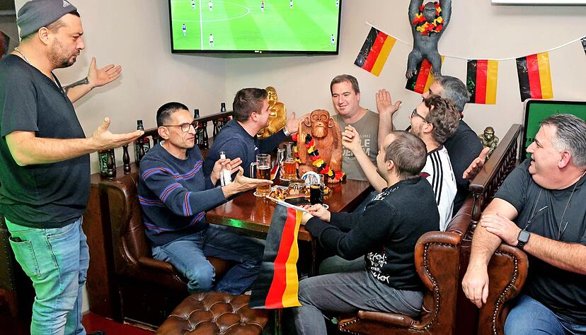 An der Dekoration hat es nicht gelegen: Die Monkey Bar in Heilbronn hat schwarz-rot-gold geflaggt und war zum deutschen WM-Auftakt am Mittwochnachmittag gut besucht. Die Niederlage gegen Japan dr&uuml;ckte die Stimmung.
