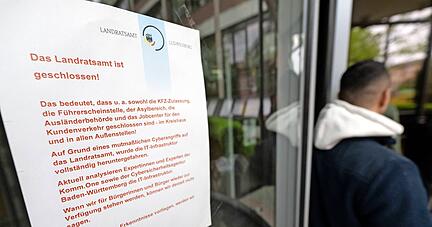 Ein Aushang weist auf die vorübergehende Schließung des Ludwigsburger Landratsamts hin. Wegen eines mutmaßlichen Cyberangriffs ist unter anderem die Kfz-Zulassung für den Kundenverkehr geschlossen.
Foto: dpa