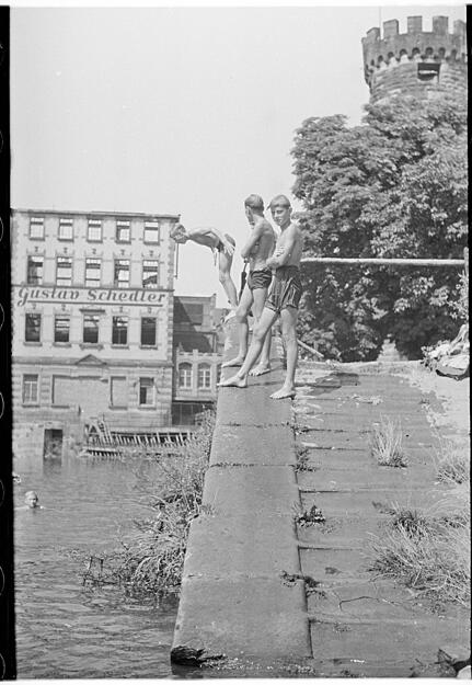Bereits vor dem Zweiten Weltkrieg gab es in Heilbronn beim Bollwerksturm eine Badeanstalt. Im Hintergrund ist die Ruine der Fabrik Gustav Schedler sichtbar. Undatierte Aufnahme.
