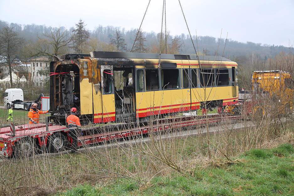 Die Bergungsarbeiten gehen am Freitag weiter. Die Bergungsarbeiten gehen am Freitag weiter.