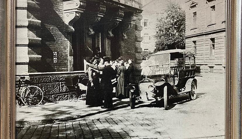 Die Ecke Herbststraße/Gymnasiumstraße zu Beginn des 20. Jahrhunderts zeigt die Metzgerei Schmidt vor der Zerstörung Heilbronns. Die Ecke Herbststraße/Gymnasiumstraße zu Beginn des 20. Jahrhunderts zeigt die Metzgerei Schmidt vor der Zerstörung Heilbronns.