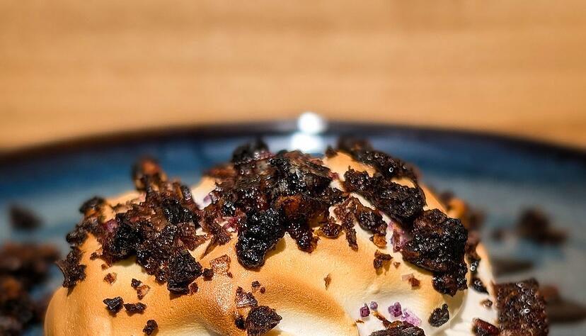 Die Eis-Überraschung vom Grill lässt sich noch toppen - mit Speck. Dazu Bacon kross anbraten und mit braunem Zucker karamellisieren. Abkühlen lassen, in kleine Stückchen schneiden und über die Baiser-Kuppe streuen. Die Eis-Überraschung vom Grill lässt sich noch toppen - mit Speck. Dazu Bacon kross anbraten und mit braunem Zucker karamellisieren. Abkühlen lassen, in kleine Stückchen schneiden und über die Baiser-Kuppe streuen.