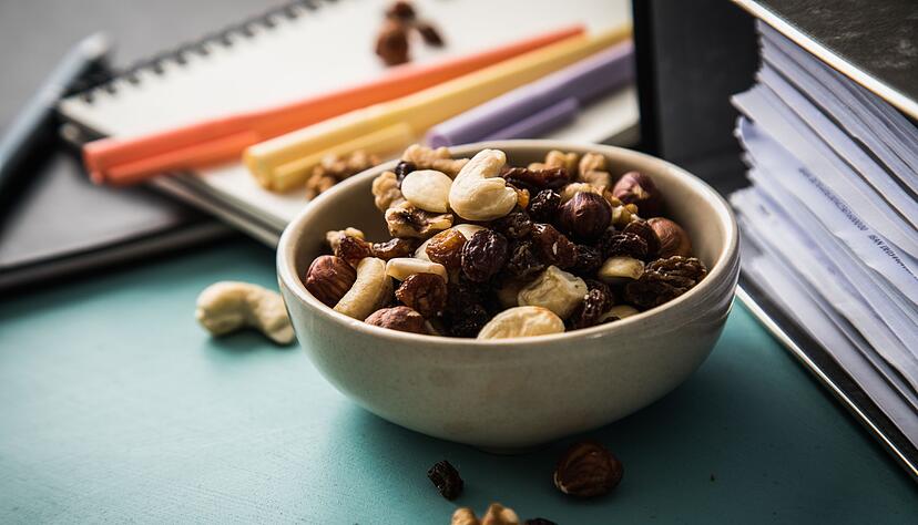 Studentenfutter ist als Snack beliebt: Doch Mineral&ouml;lbestandteile k&ouml;nnen &uuml;ber Maschinen, Verpackungen oder Transport in die Nussmischungen gelangen.