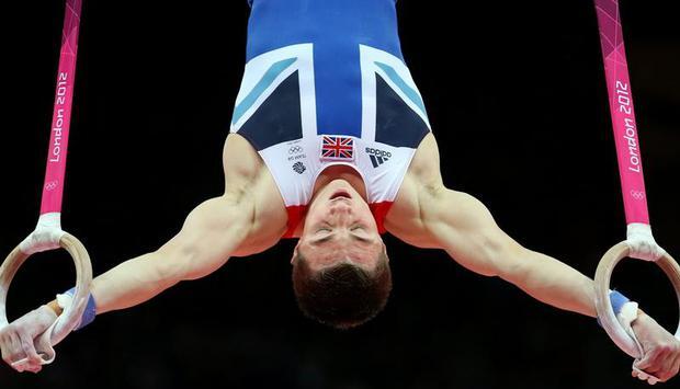 Der Brite Sam Oldham zeigt sein K&ouml;nnen an den Ringen. Foto: Rolf Vennenbernd