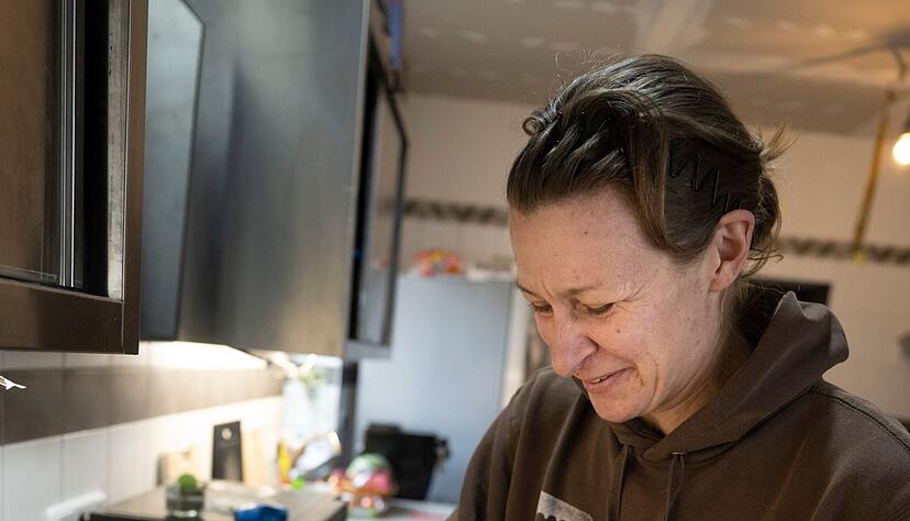 Mahlzeit! Stephanie Badura bereitet in ihrer K&uuml;che eine Mahlzeit f&uuml;r ihre Pflegehunde zu.