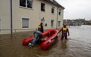 Die Wasserwacht redet mit Anwohnern, die sich in den ersten Stock retteten. Nach den ergiebigen Regenfällen der letzten Tage gab es Hochwasser in Süddeutschland. Die Wasserwacht redet mit Anwohnern, die sich in den ersten Stock retteten. Nach den ergiebigen Regenfällen der letzten Tage gab es Hochwasser in Süddeutschland.