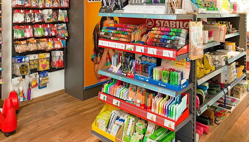 Die Kinder wissen genau, was in welchem Regal zu finden ist. Foto: Stefanie Wahl