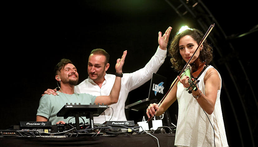 Der Auftritt der Violinistin Ebru Arikcan (r.) bringt nicht nur die Zuschauer zum Staunen: Gemeinsam mit dem DJ sorgt Eventveranstalter Baris Uysal (Mitte) im Hintergrund f&uuml;r Stimmung. Foto: Ralf Seidel