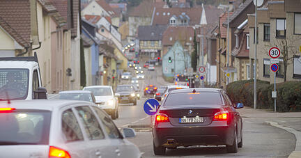 Im Berufsverkehr kommt es auf der Saarbrückener Straße oft zu Staus. Diese Mittelinsel wird womöglich um eine Art Pförtnerampel ersetzt.
Foto: Archiv/Mugler