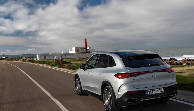 Ohne Ecken und Kanten: Auch von hinten hat der Mercedes EQE keine klassische SUV-Optik.